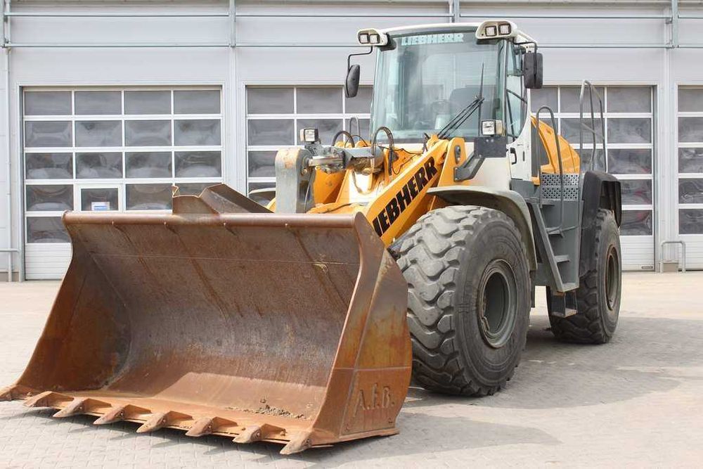 Ładowarka kołowa LIEBHERR L 566 - wypożyczalnia ładowarki transport