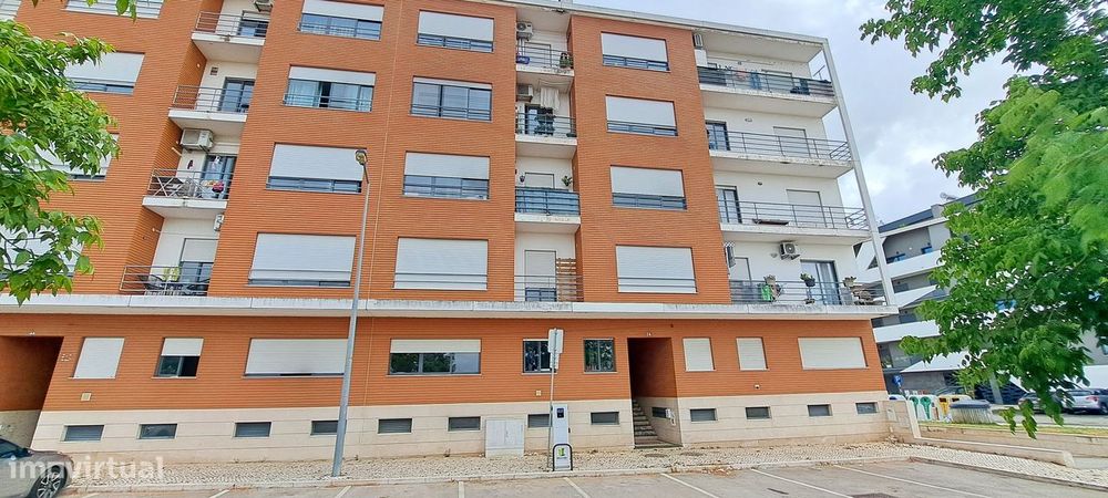 Apartamento T2 com 126m2, arrecadação e lugar  estacionamento Montijo.