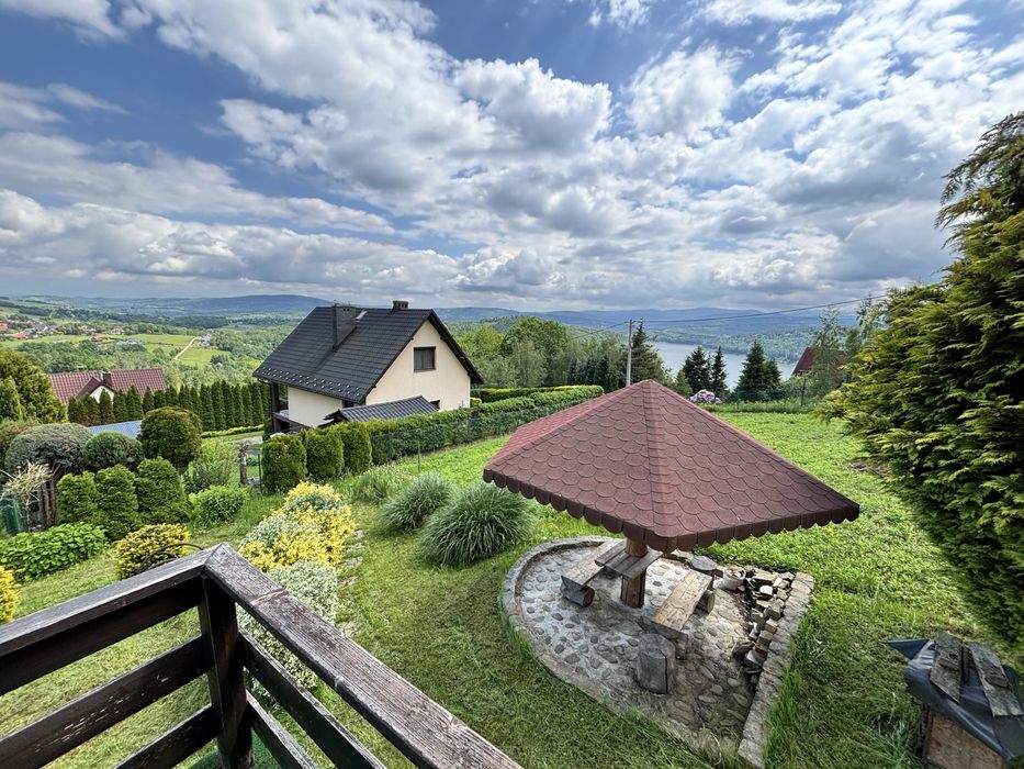 Dom nad jeziorem Mucharskim