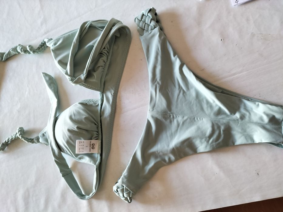 Bikini azul claro com trança