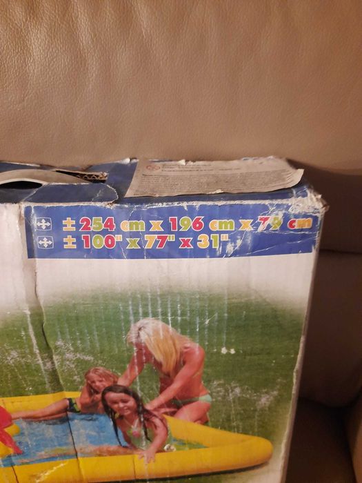 Dmuchany plac zabaw ze zjeżdżalnią firmy INTEX.