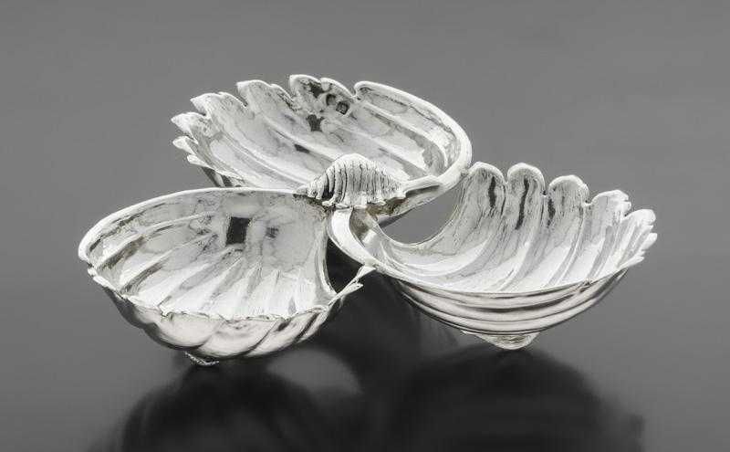 Aneleira em prata portuguesa, em forma de 3 conchas