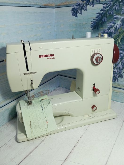 Швейная машинка с педалью Bernina708