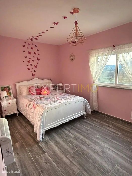 Moradia V4 com terreno em aldeia serrana