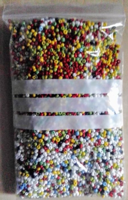 Missangas de vidro .Sacos de 450g e 730g.
Missangas