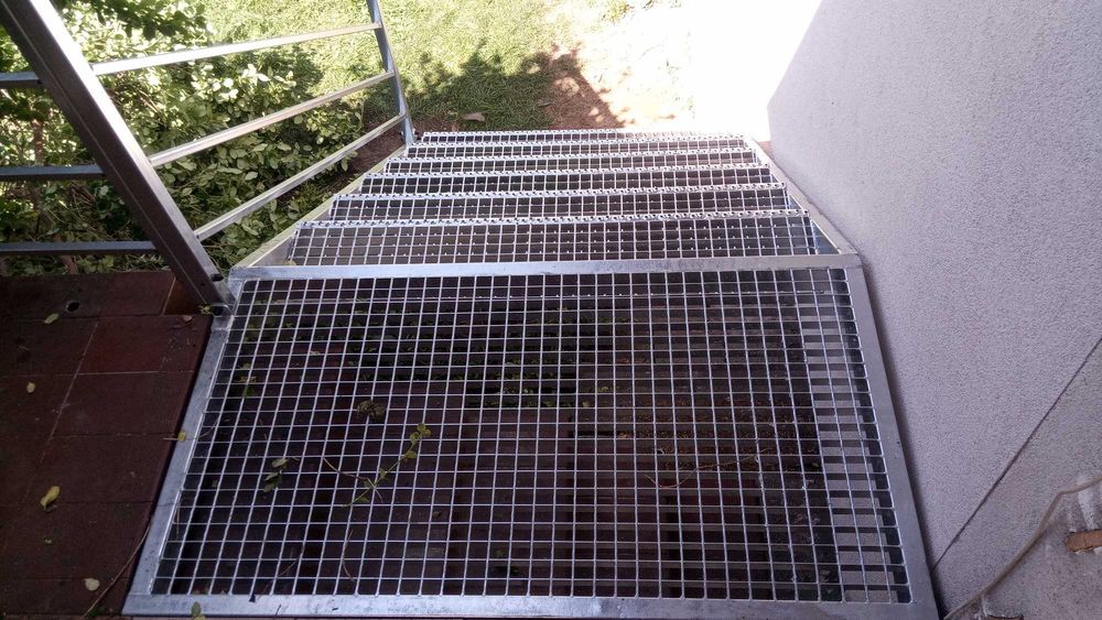 Schody metalowe na taras balkon tarasowe ocynkowane serrated kolor