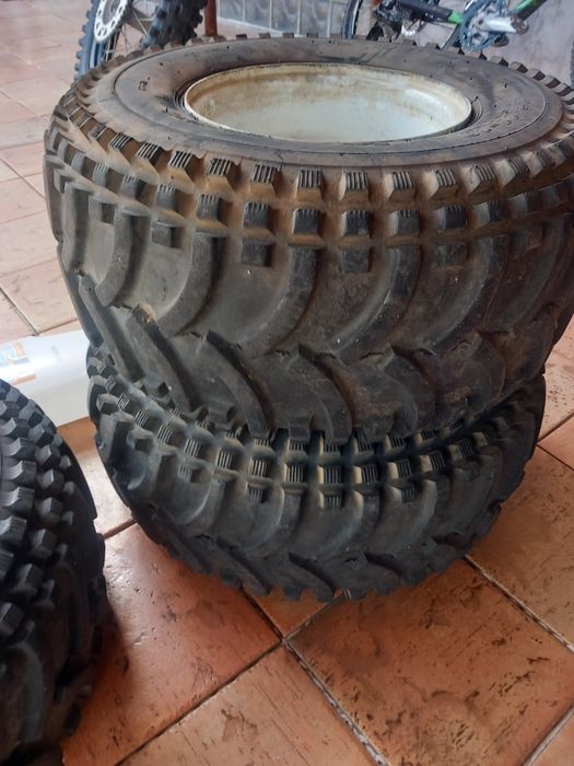 Vendo jantes com pneus moto-4 como novos