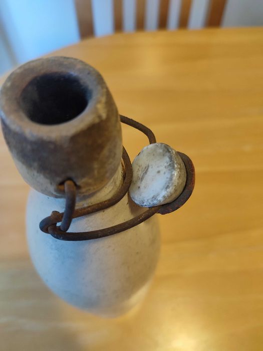 Butelka ceramiczną z tłoczeniem, oryginalnym zamknięciem