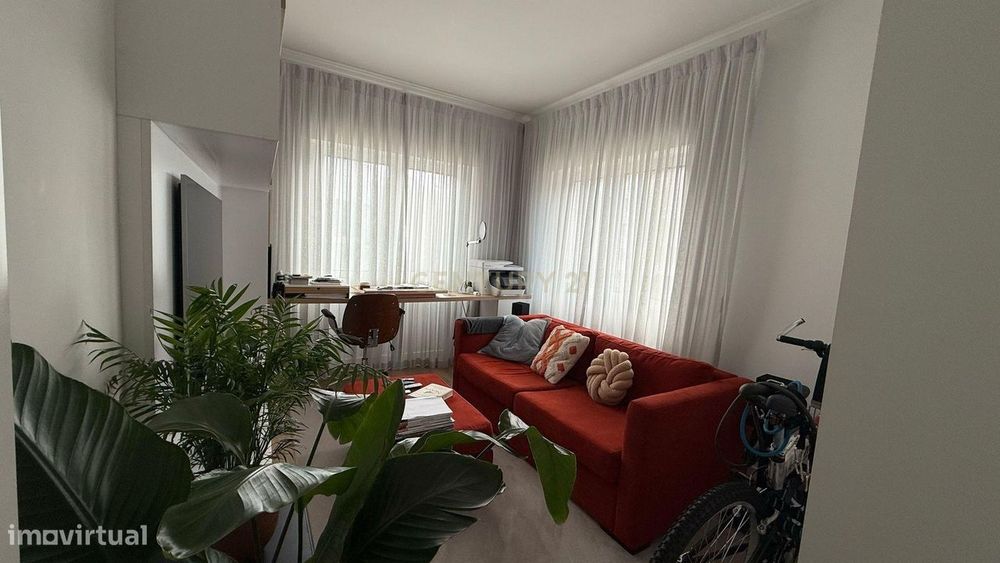 Apartamento Moderno T3 em Oeiras com Luz Natural e Conforto