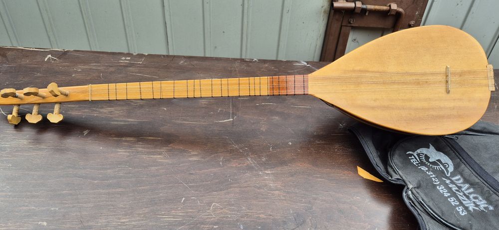 Cura Saz lub Baglama Saz.