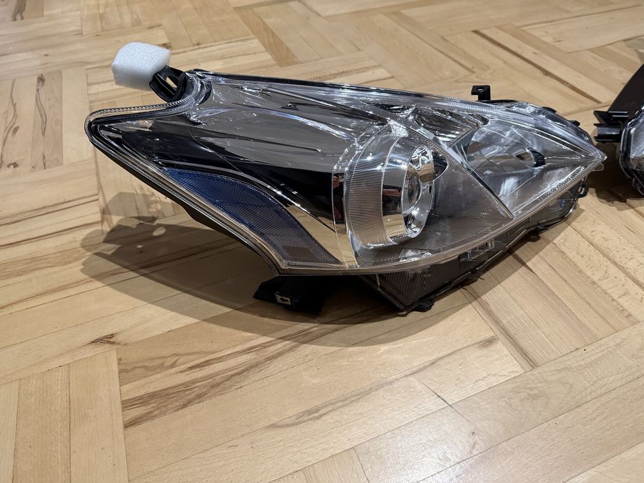 Lampa Toyota Prius plus V 2012 do 2016 przod europa