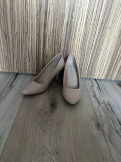 Eleganckie lakierki nude na obcasie