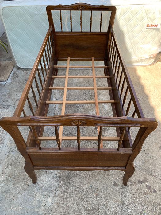 Cama de bebé antiga