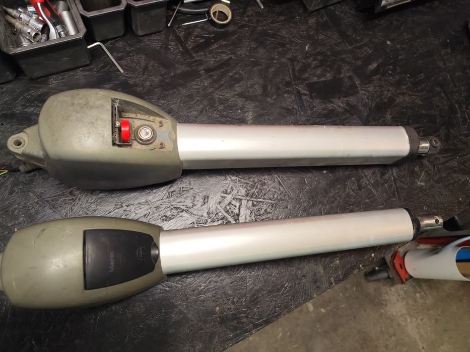 Siłowniki bramy skrzydłowej Marantec Comfort 515