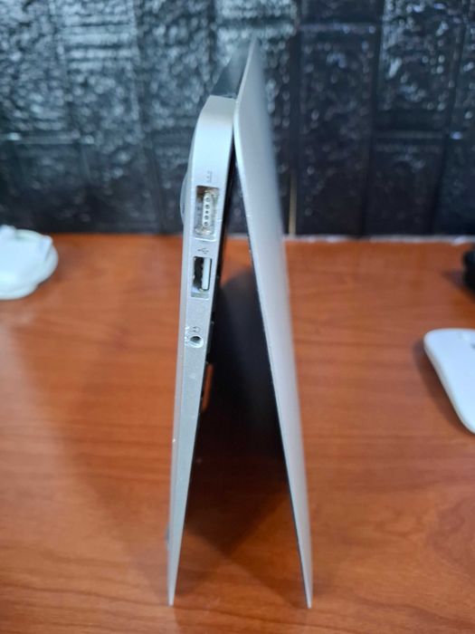 MacBook Air 13" (Dual Boot: macOS + Win 11) | i5 | 4GB RAM + Extras
