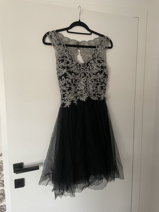 Mała czarna sukienka wieczorowa