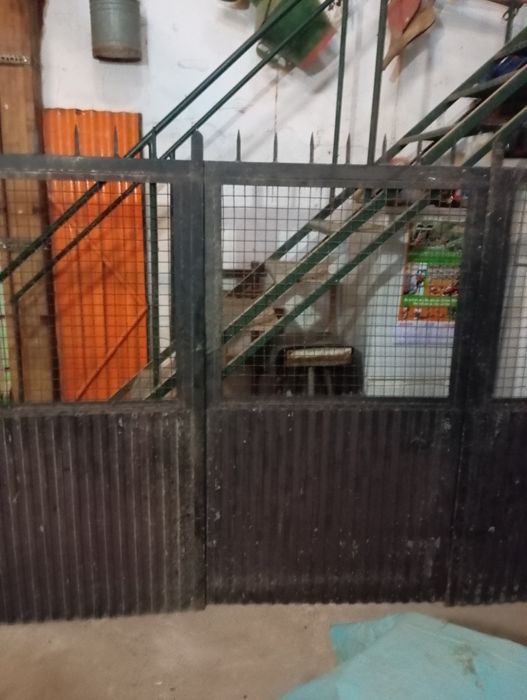 Vendo portão dividido em três painéis.