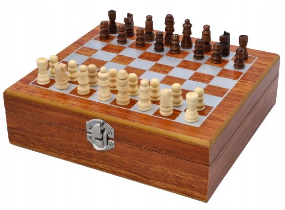 Elegancki Zestaw Prezentowy: Piersiówka, Szachy i Brelok