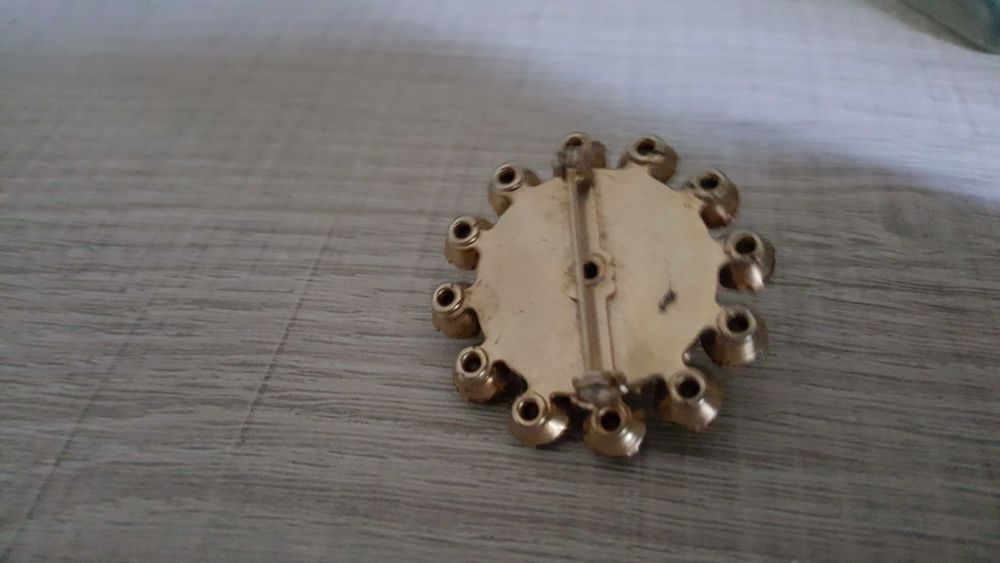 Broszka z okresu prl