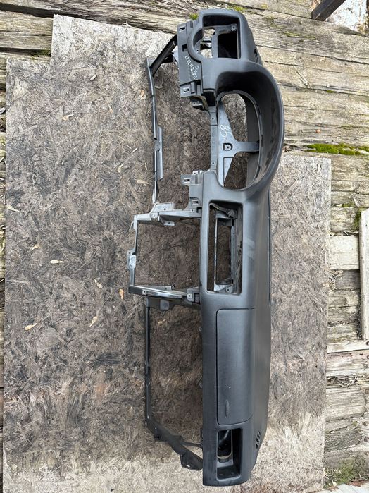 Торпедо передня панель Volkswagen Golf 4  1g1857181a