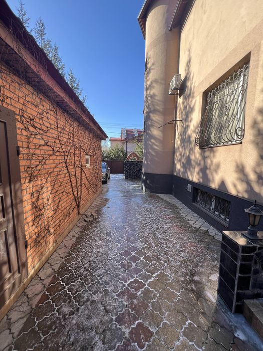 Продаж гарного будинку район Світанку  390 квм