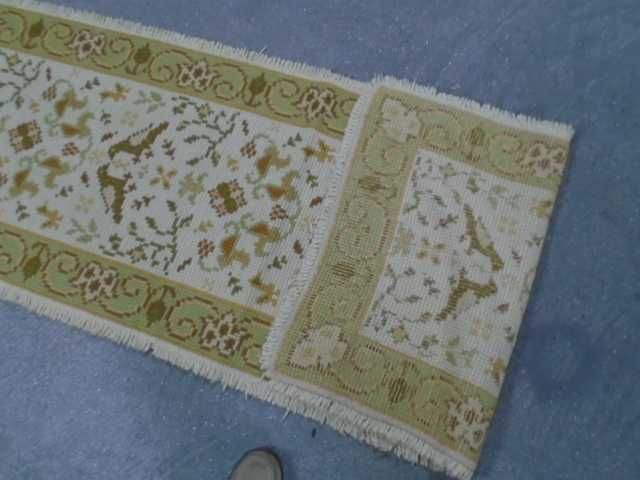 Passadeira em ponto de Arraiolos com 428 cm de comprimento