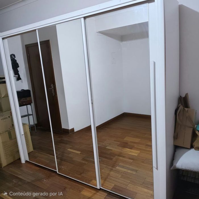 Roupeiro Branco com 3 portas de correr e espelho