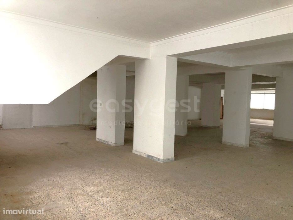 Loja com 210m² em cave com acesso direto à rua