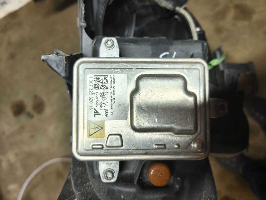 Ксенонова лампа Jeep Cherokee та інші запасні частини фари