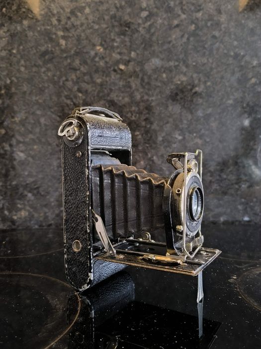 Máquina fotográfica antiga de fole