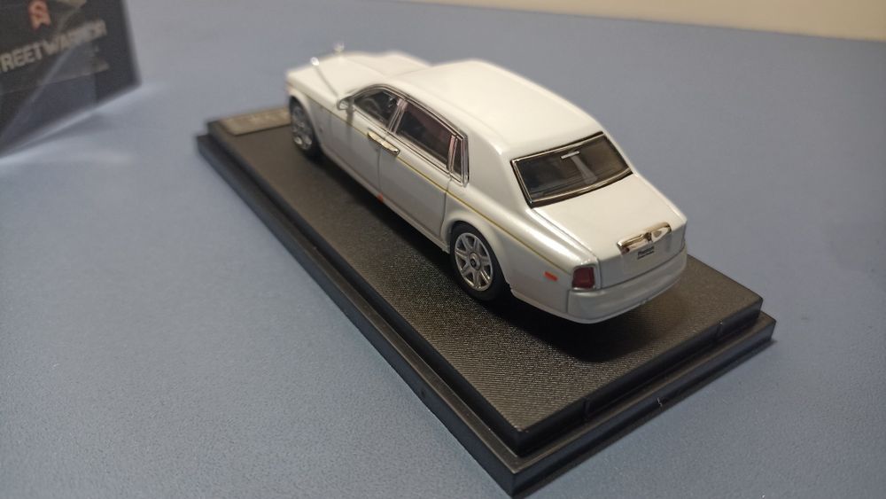машинки моделі 1/64 rolls royce