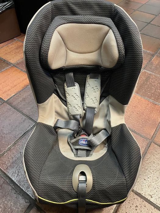 Cadeira de bebé marca Chico com sistema isofix incluída