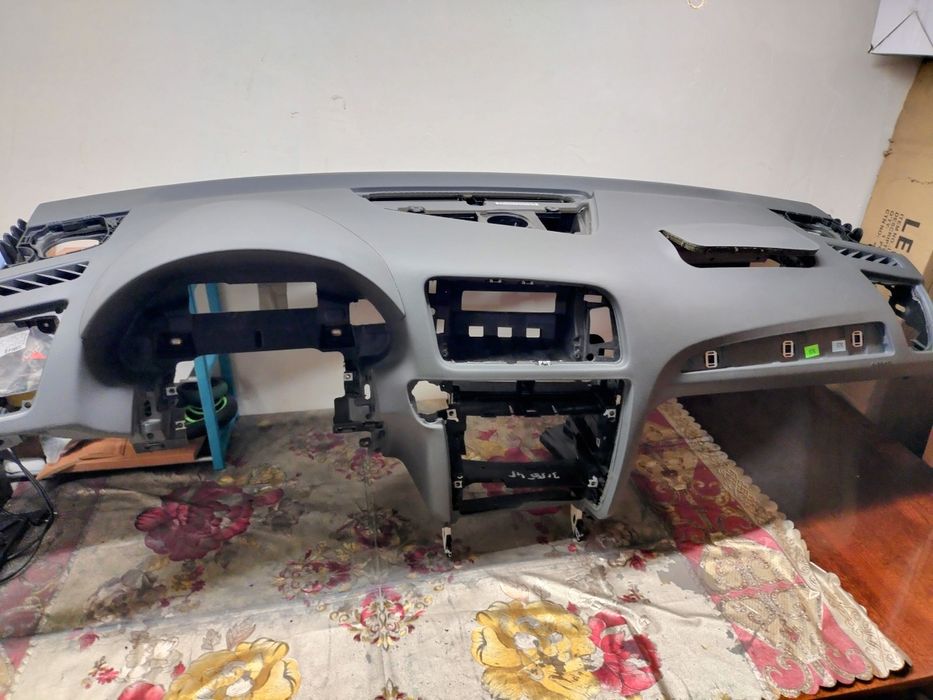 Продам торпедо панель Audi Q5 8r