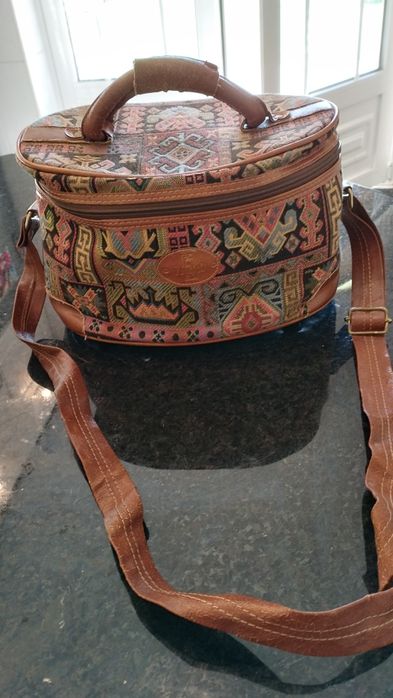 Malinha de mão de viagem castanha com fantasia