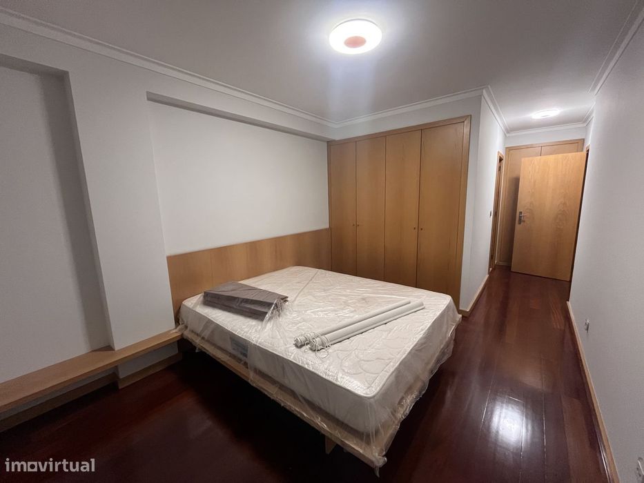 Apartamento T2 com 2 casas de banho e garagem