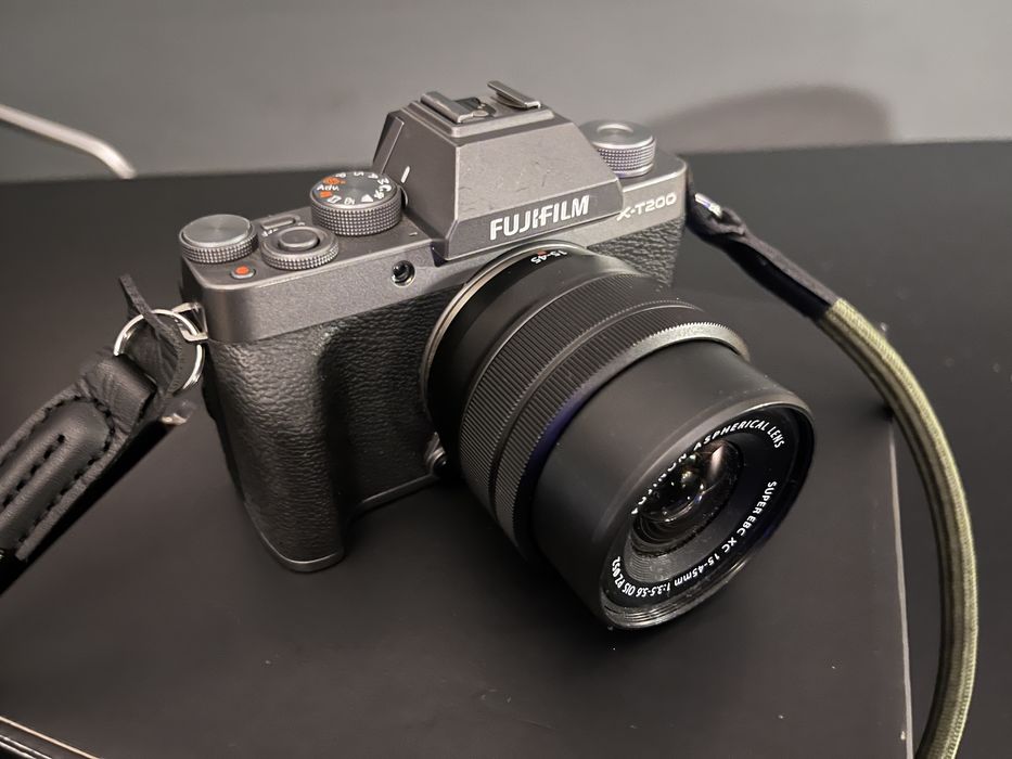 Fujifilm X-T200 Dark Silver com objetiva Fujinon XC 15-45mm f/3.5-5.6 OIS PZ.