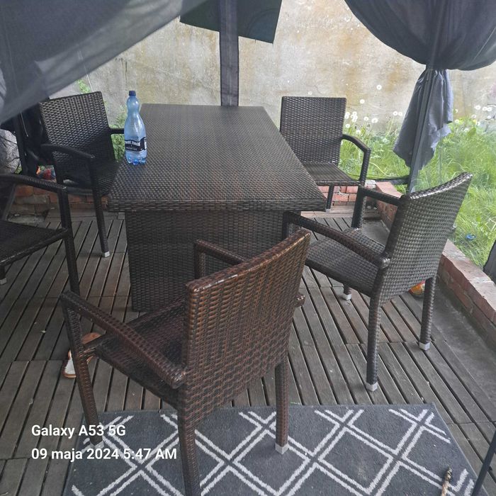 Altanka i stol ogrodowe