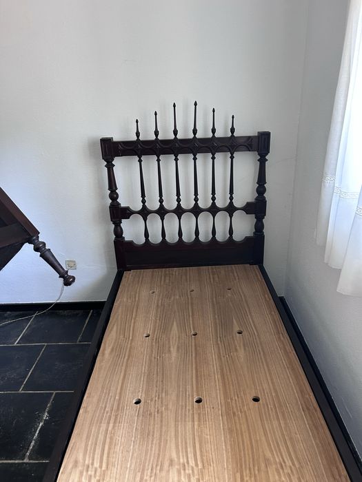 Cama vintage em madeira