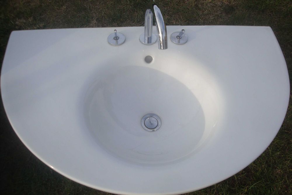 umywalka na nóżce uszkodzona