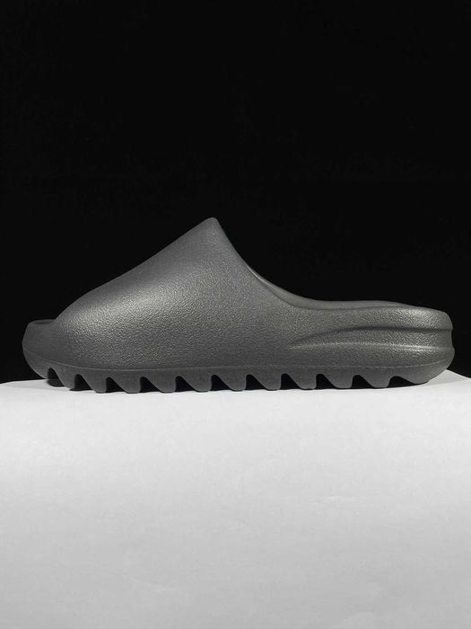 Czarne kapcie Adidas Yeezy 44,5