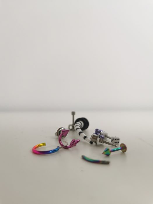 Conjunto de piercings, brincos e alargador