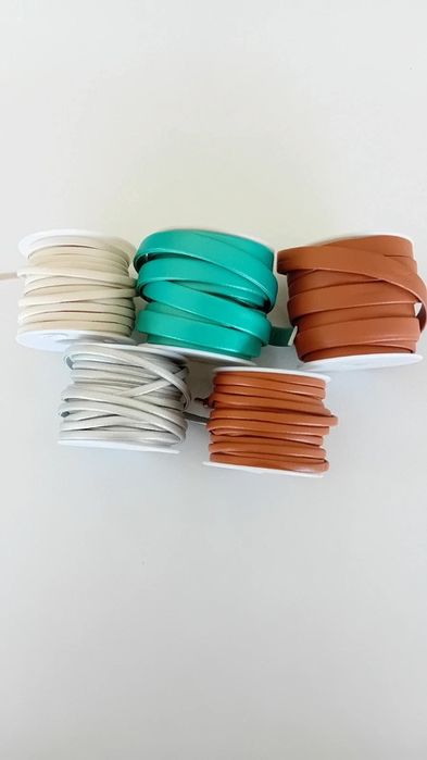 Fios em couro sintético 
Fios em couro sintético para trabalhos artesa