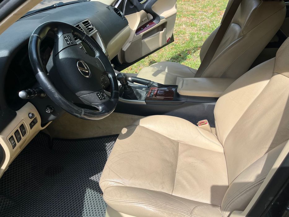 Продам Lexus is 220d