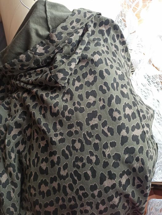 Bluzo-marynarka z kapturem panterka