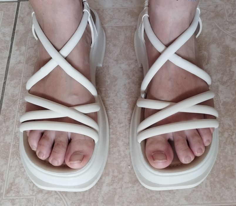 Sandálias bege novas