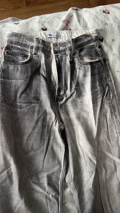 Джинси Zara з ефектом вареного деніму.