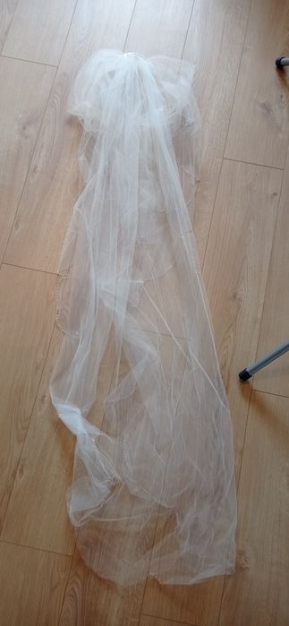Suknia ślubna plus długi welon