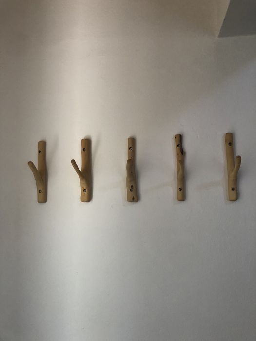 Cabide para parede em troncos de madeira