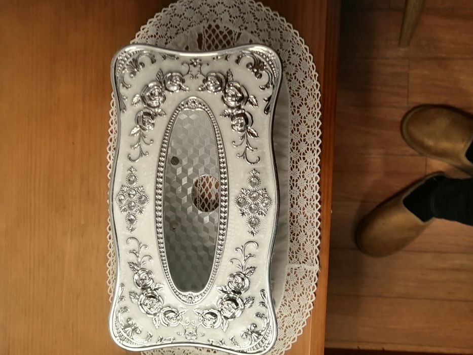 Caixa lindérrima em Acrílico prateada com um toque de luxo.