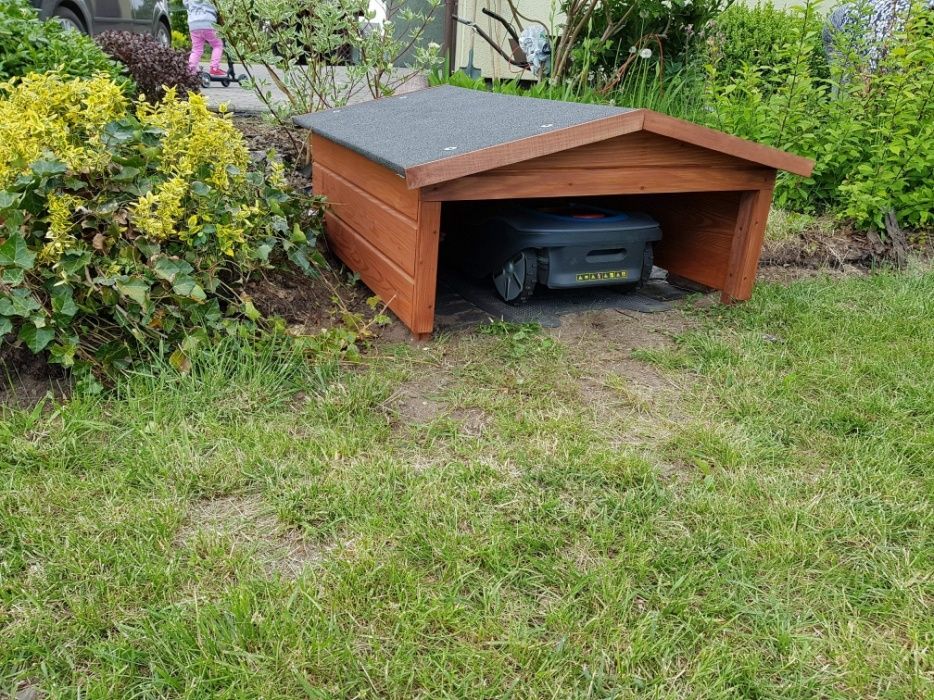 Domek, garaż dla kosiarki/robota koszącego